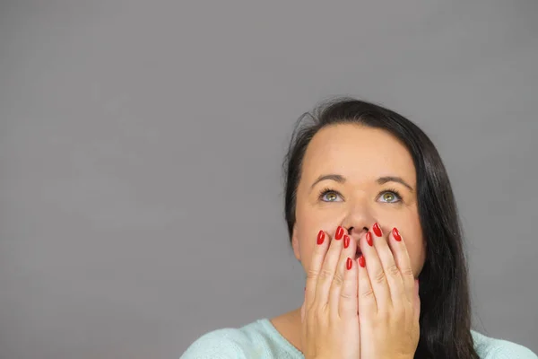 Beschämte Frau bedeckt ihren Mund mit Händen — Stockfoto