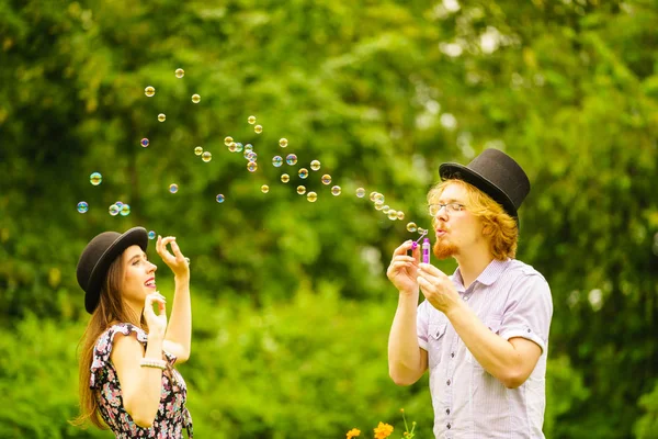 Couple soufflant des bulles en plein air — Photo