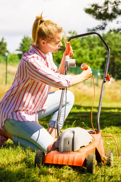 Mujer cortando césped con cortacésped — Foto de Stock