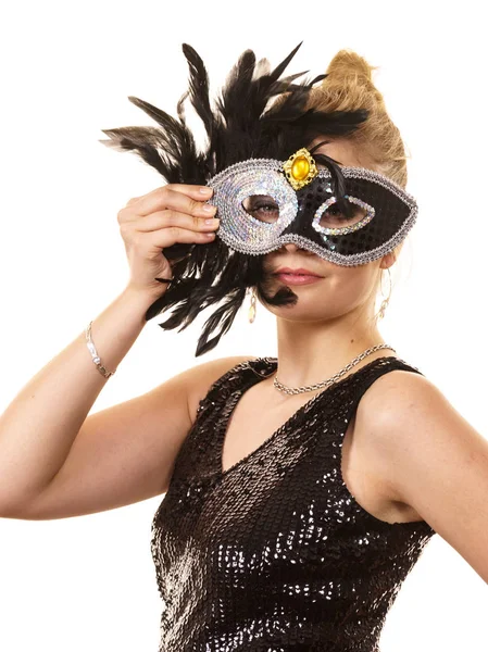 Mysterieuze vrouw dragen carnaval masker — Stockfoto