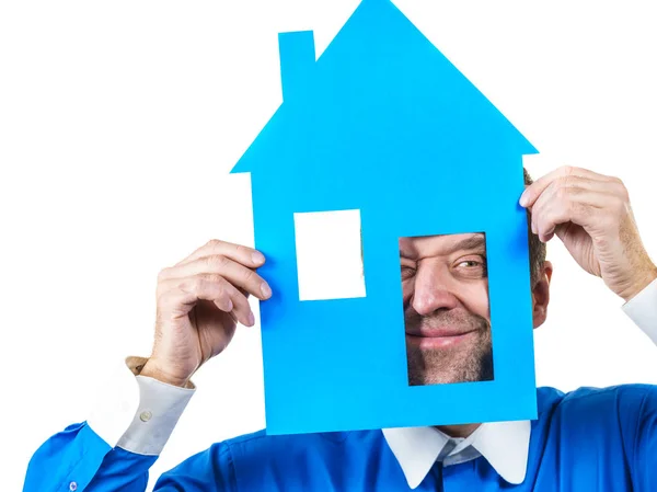 Mann mit blauem Hausmodell — Stockfoto