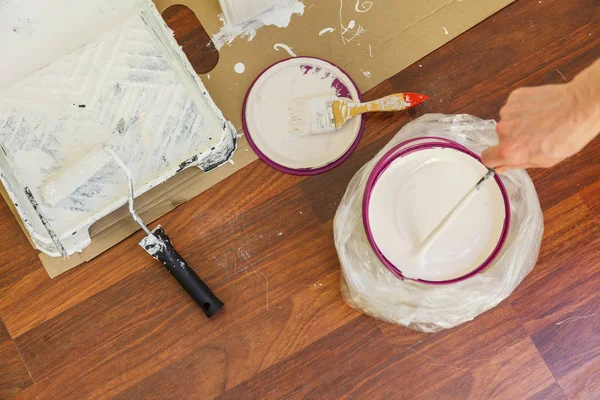 Pessoa misturando tinta branca em balde . — Fotografia de Stock
