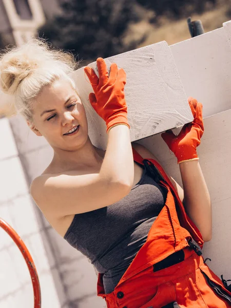 Vrouw die met airbricks werkt — Stockfoto