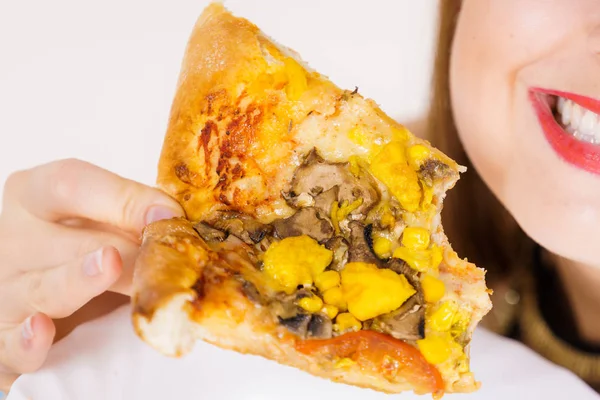 Woman eating hot pizza slice — Stock Photo, Image