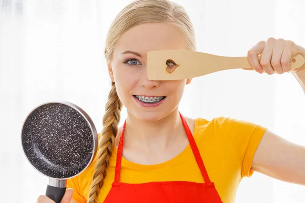 Frau mit Kochpfanne und Spachtel — Stockfoto