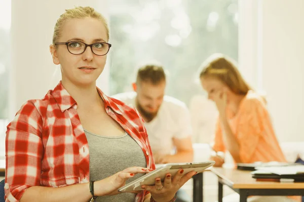 Studentka s tabletu před její spolužáci — Stock fotografie