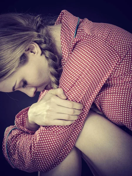 Trauriges depressives Mädchen sitzt zusammengekauert — Stockfoto