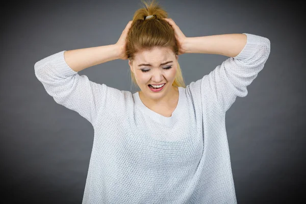 Unhappy woman screaming and yelling in pain — Stock Photo, Image