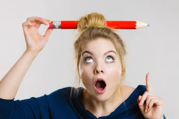 Scioccato donna bionda con grande matita in capelli — Foto Stock
