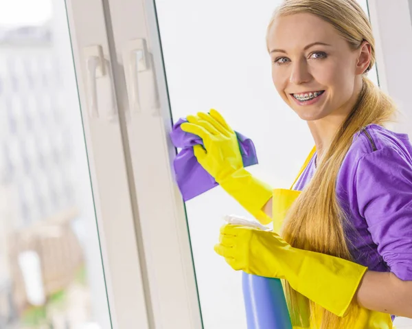 Girl cleaning window at home — Stock Photo, Image