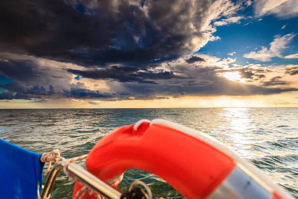 Vistas al mar desde yate, tiempo soleado — Foto de Stock