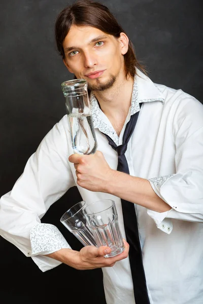 Bartender enche vidro de garrafa . — Fotografia de Stock