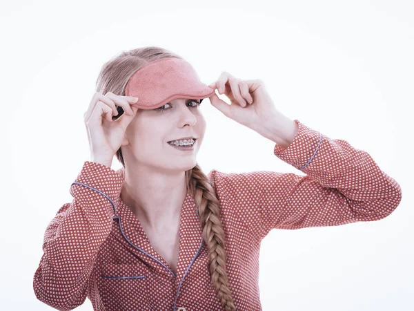 Sömnig kvinna som bär rosa öga band — Stockfoto
