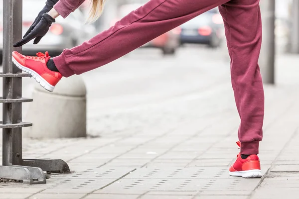 Femme portant des vêtements de sport s'exerçant à l'extérieur pendant l'automne — Photo