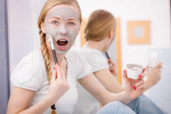 Γυναίκα με γκρίζο άργιλο λάσπη μάσκα στο πρόσωπό της — Φωτογραφία Αρχείου