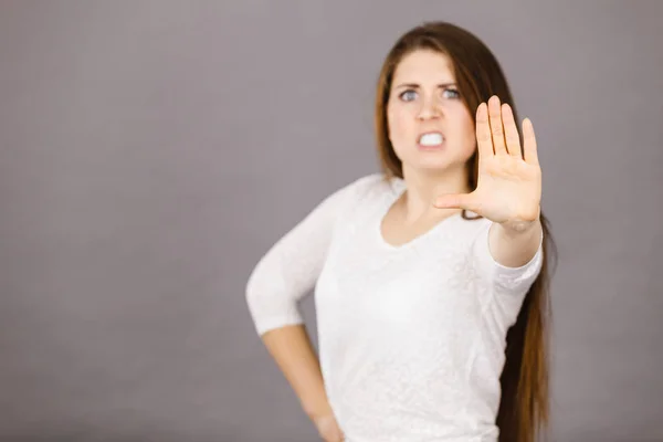 Arrabbiato apodicità donna mostrando stop con mano — Foto Stock