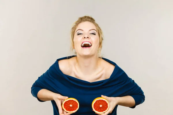 Mujer sosteniendo pomelo rojo en el pecho —  Fotos de Stock