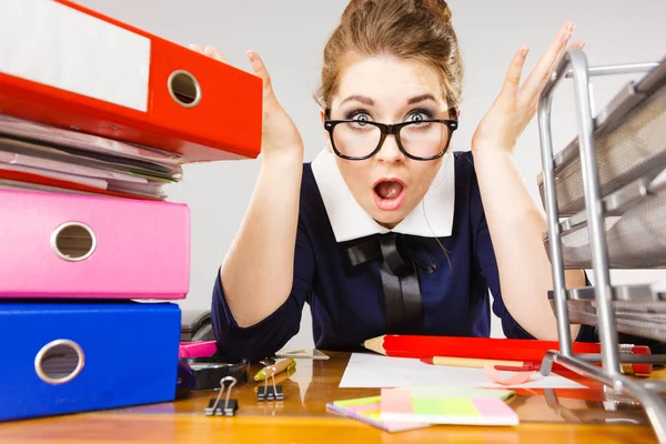 Depressive Geschäftsfrau sitzt am Schreibtisch — Stockfoto