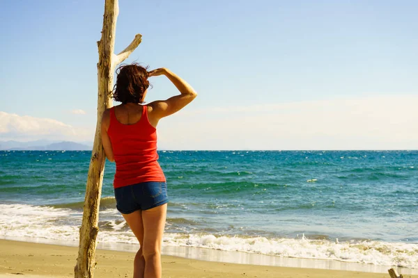 Touristin am Strand genießt Urlaub — Stockfoto