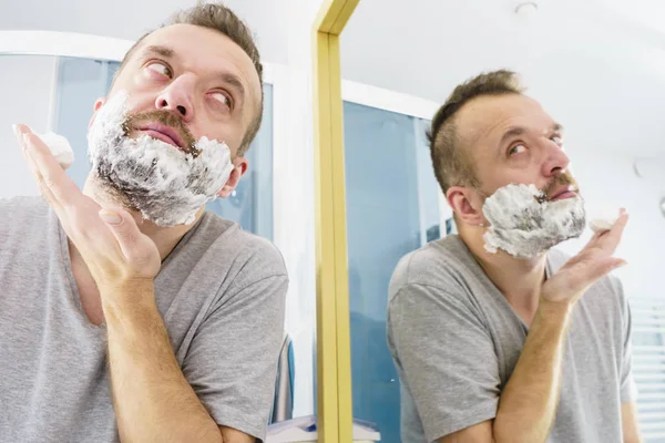 Tipo afeitándose la barba en el baño —  Fotos de Stock