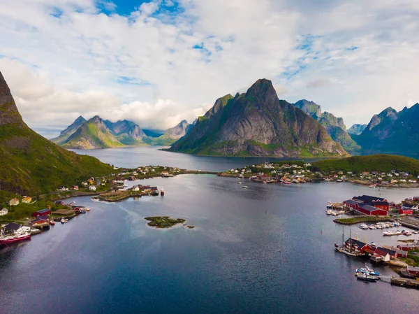 Fjord a hory krajina. Lofoten ostrovy Norska — Stock fotografie