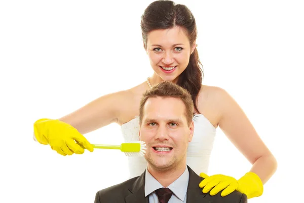 Bruden och brudgummen dela hushållssysslor — Stockfoto