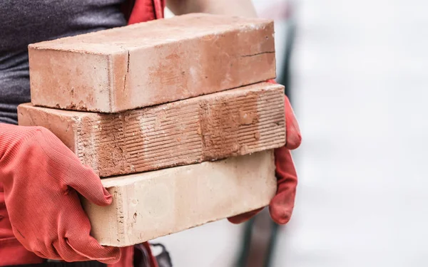 Mulher trabalhando com tijolos — Fotografia de Stock