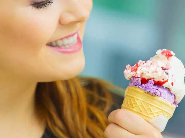 Young woman eating ice cream — Stock Photo, Image