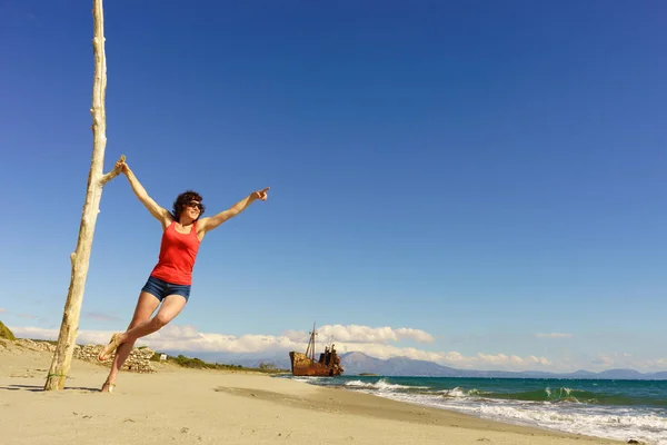 Toeristische vrouw op het strand genieten van vakantie — Stockfoto