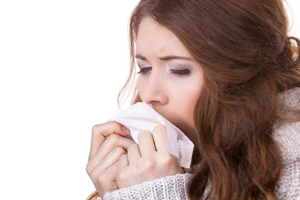 Mujer enferma congelándose estornudando en el tejido —  Fotos de Stock