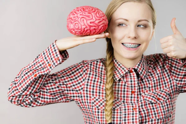 Mujer pensando y sosteniendo cerebro falso — Foto de Stock