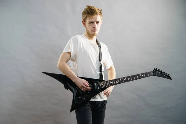 Hombre jugando en la guitarra eléctrica — Foto de Stock