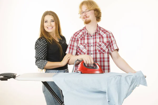 Hombre y mujer pareja planchando ropa — Foto de Stock