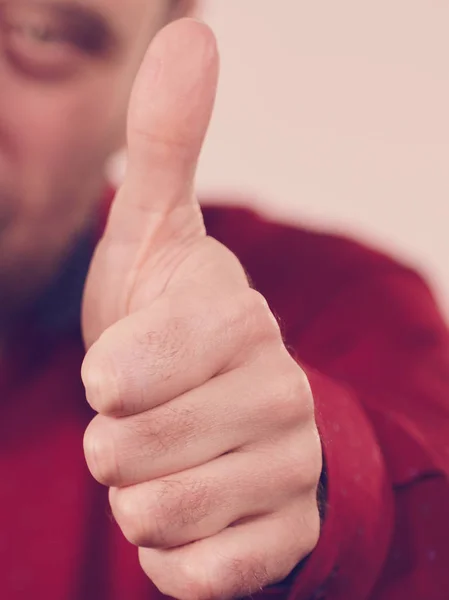 Man hand showing thumb up — Stock Photo, Image