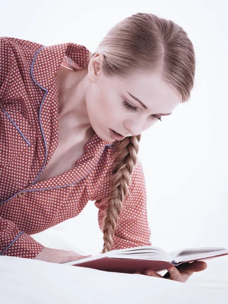 Mujer relajante en cama libro de lectura — Foto de Stock