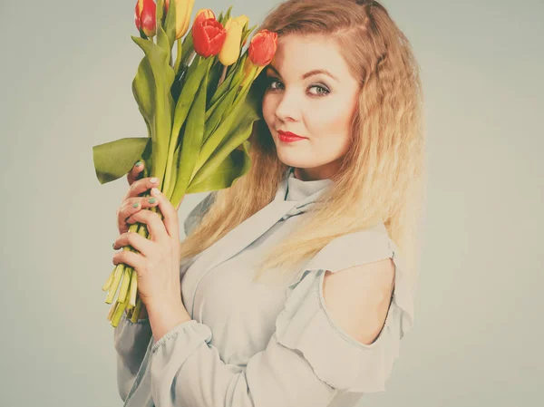 Ładna kobieta z kilka czerwone żółte tulipany — Zdjęcie stockowe