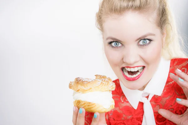 Woman holding cupcake dessert with cream — Stock Photo, Image