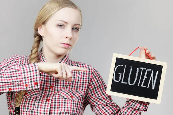 Holding yönetim kurulu gluten işareti ile kadın — Stok fotoğraf