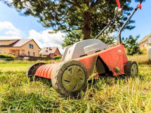 Oude grasmaaier — Stockfoto