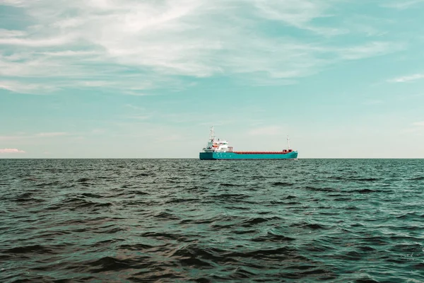 Navio de carga industrial nas águas marítimas — Fotografia de Stock