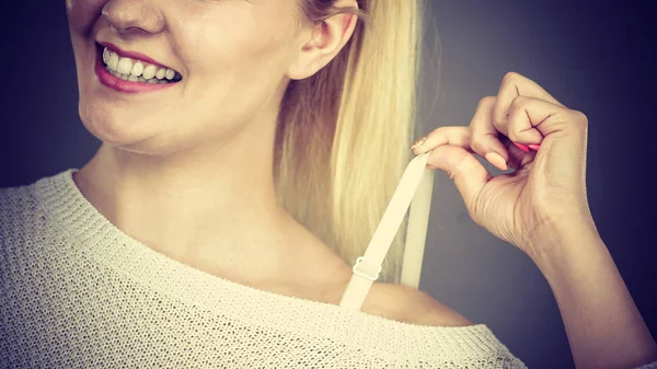 Счастливая женщина держит ремень лифчика — стоковое фото
