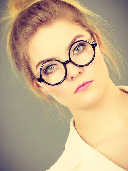 Aburrida profesora universitaria enfocada usando anteojos — Foto de Stock