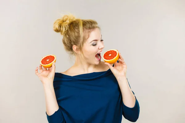 Feliz sorrindo mulher segurando toranja vermelha — Fotografia de Stock