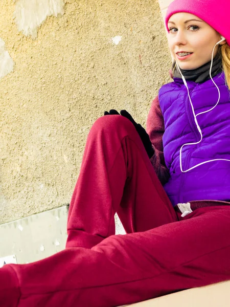 Mulher vestindo roupas esportivas quentes relaxante após o exercício — Fotografia de Stock