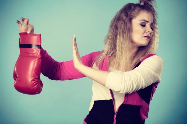 Angewiderte Frau mit Boxhandschuh — Stockfoto