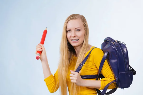 年轻女子去上学 — 图库照片