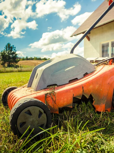 Persoon maaien groen gras — Stockfoto