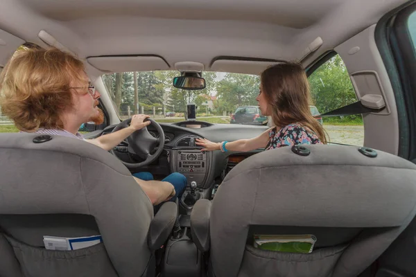 Paar in auto instelling airconditioning — Stockfoto