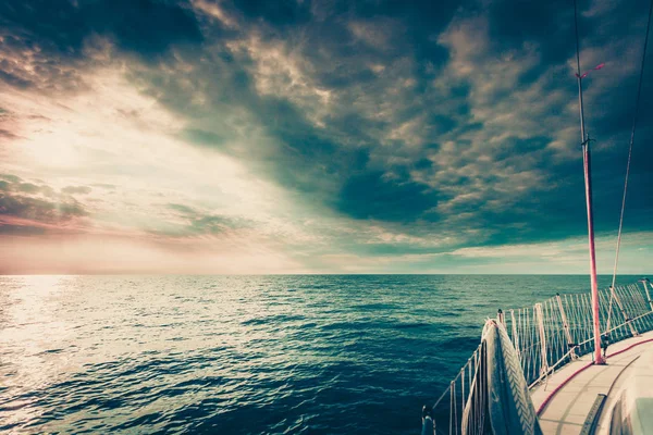 Yat, güneşli havalarda görünümünden deniz — Stok fotoğraf