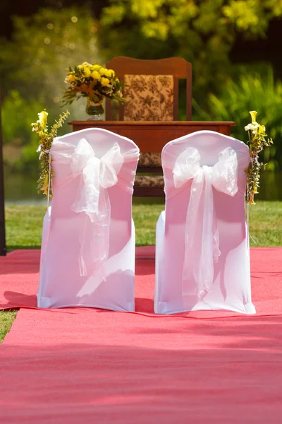 Dvě svatební židle s bílým potahem, elegantní — Stock fotografie